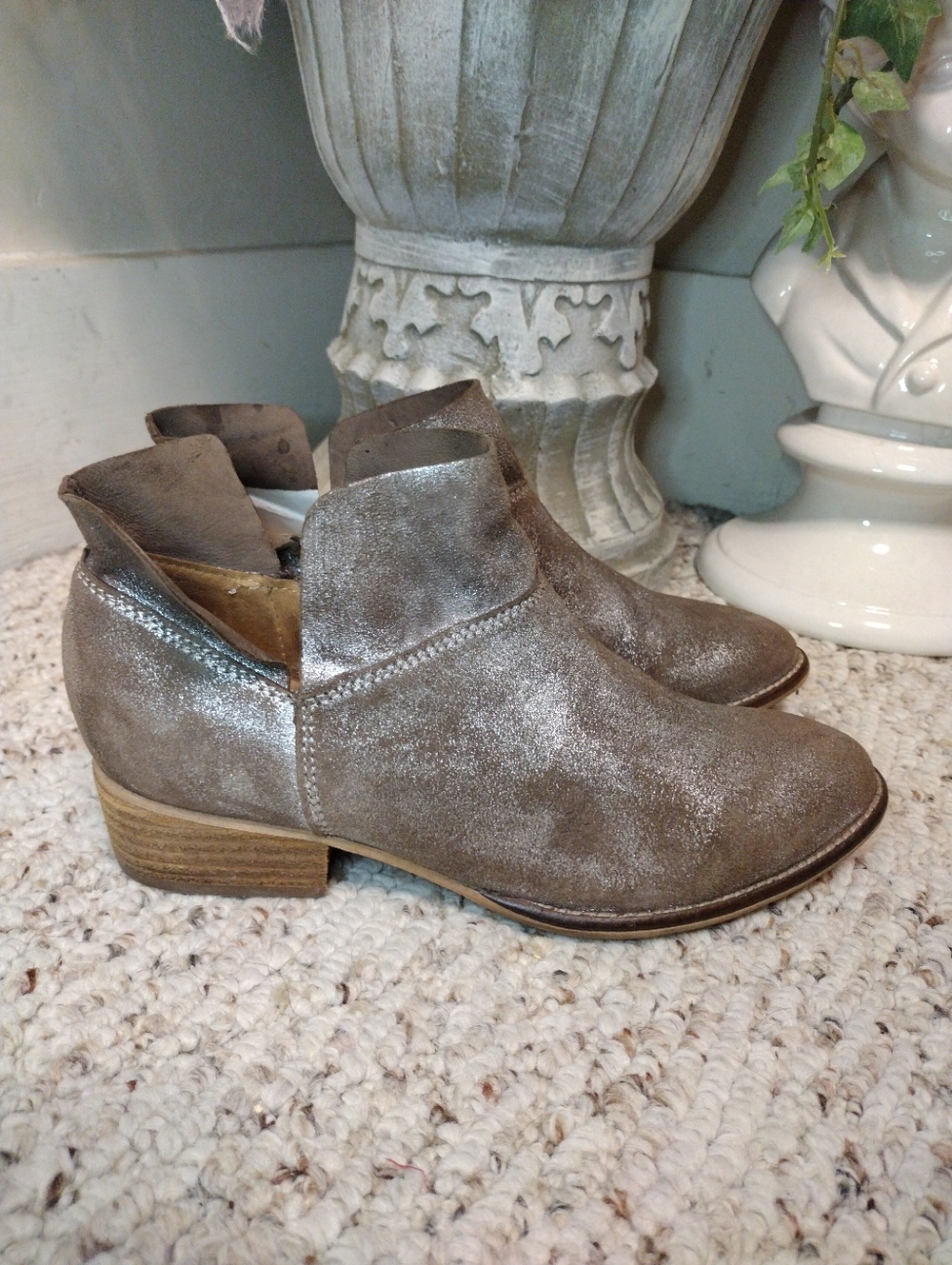 Anthropologie Seychelles Snare Boho Metallic Silver/Taupe Suede Ankle Boots - Picture 7 of 7